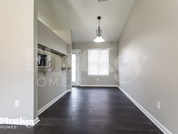 3rd image of 1061 Park Creek Cir