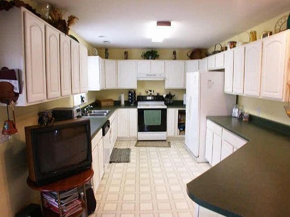 Large kitchen loads of cabinets