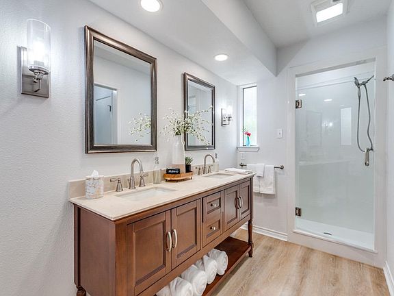 5th image of 2310 Oakwood Ln