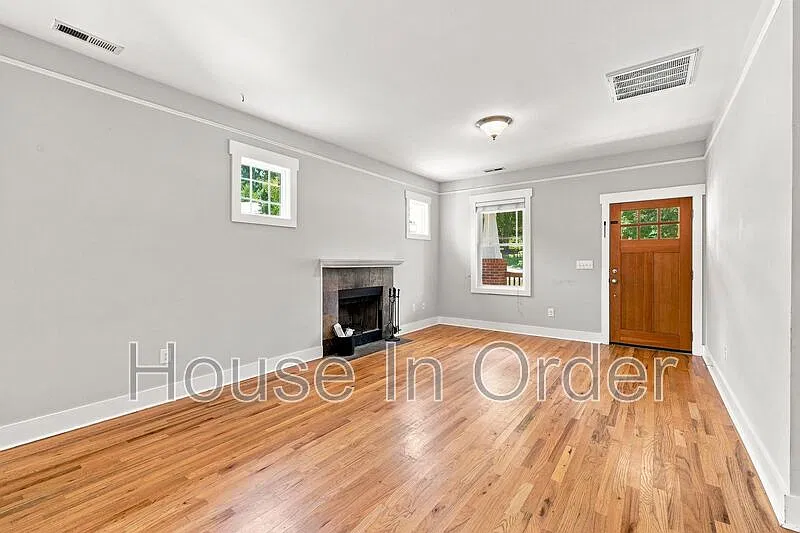 5 bed, 3.0 bath, 2652 sqft, $2,600 — Photo 3