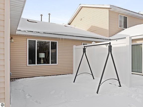5th image of 364 Woodside Cir