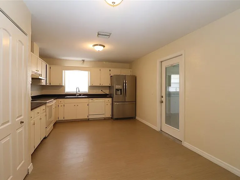 907 Primrose Ter — Photo 11