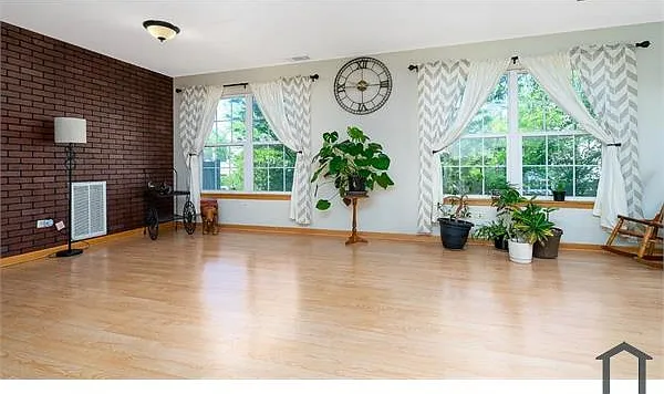 4 bed, 1820 sqft, $2,995 — Photo 2