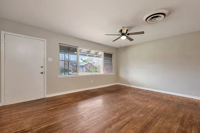 2509 Wayside Ave — Photo 3