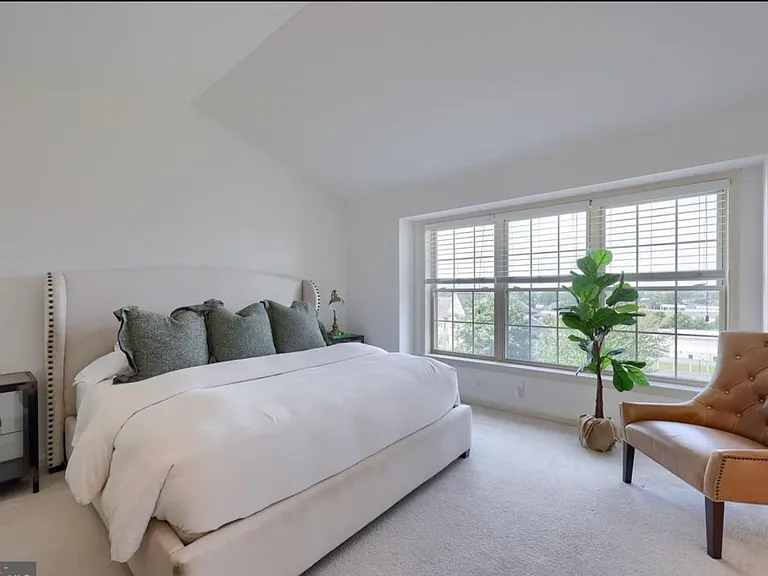 637 Royal View Dr — Photo 14