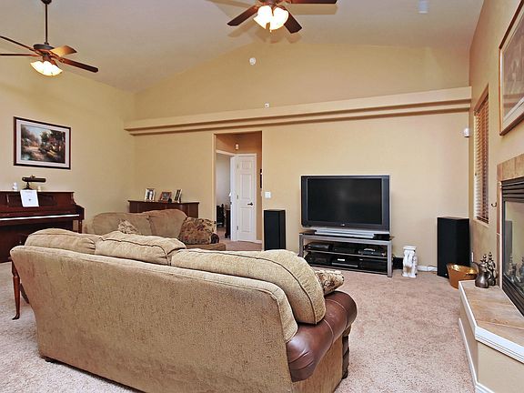 Great Room w Fireplace