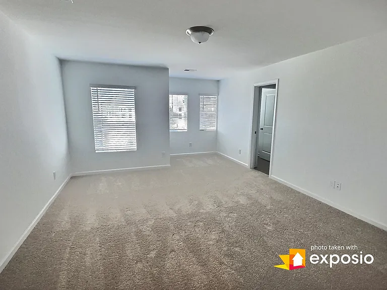 1118 Lossie Ln — Photo 4