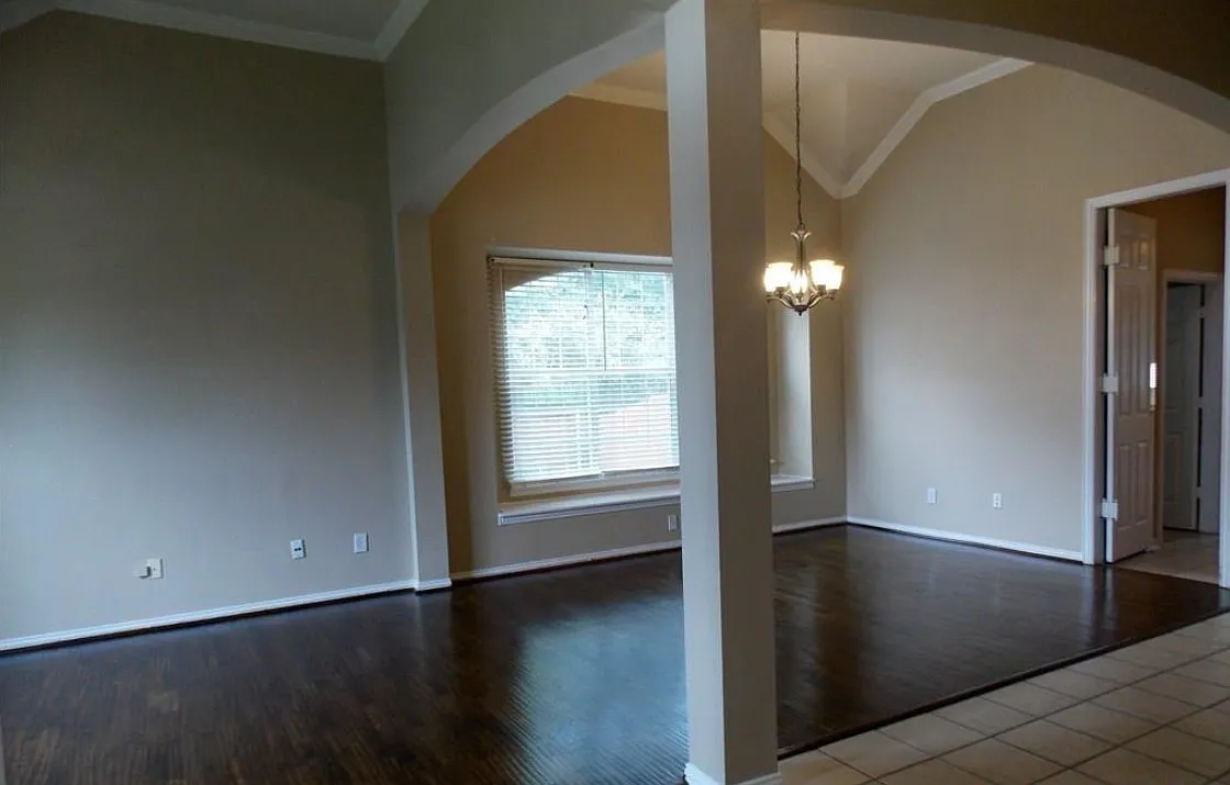 4 bed, 2318 sqft, $2,900 — Photo 2