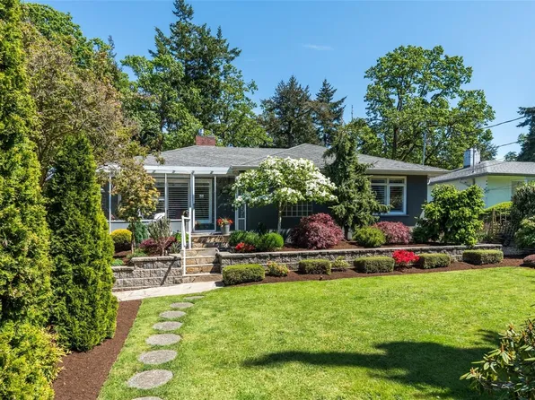 3913 Ascot Dr, Saanich, BC V8P 3S2
