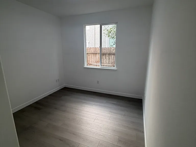 109 Cropton Ct — Photo 23