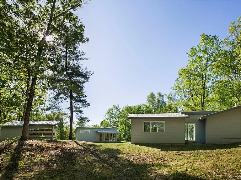 425 Lake Dr — Photo 2