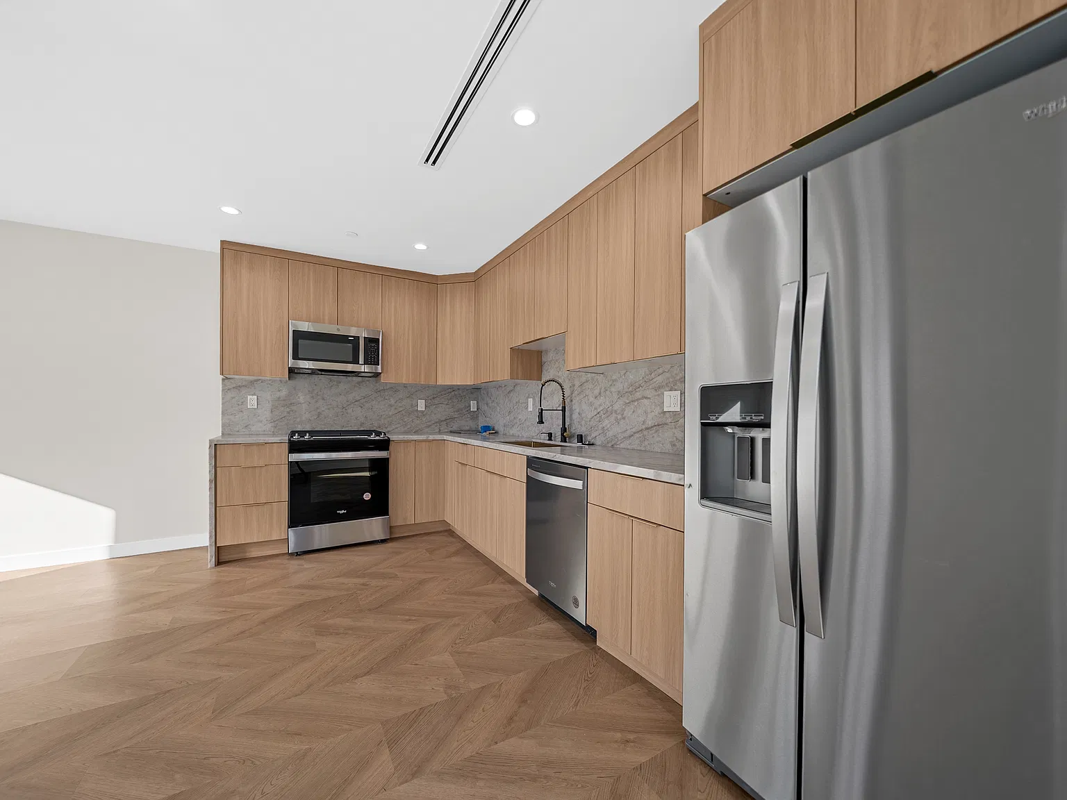 2 bed, 1000 sqft, $3,500 — Photo 3