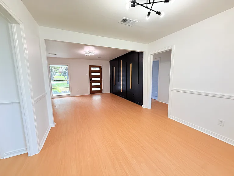 1947 Berwick Ave — Photo 3