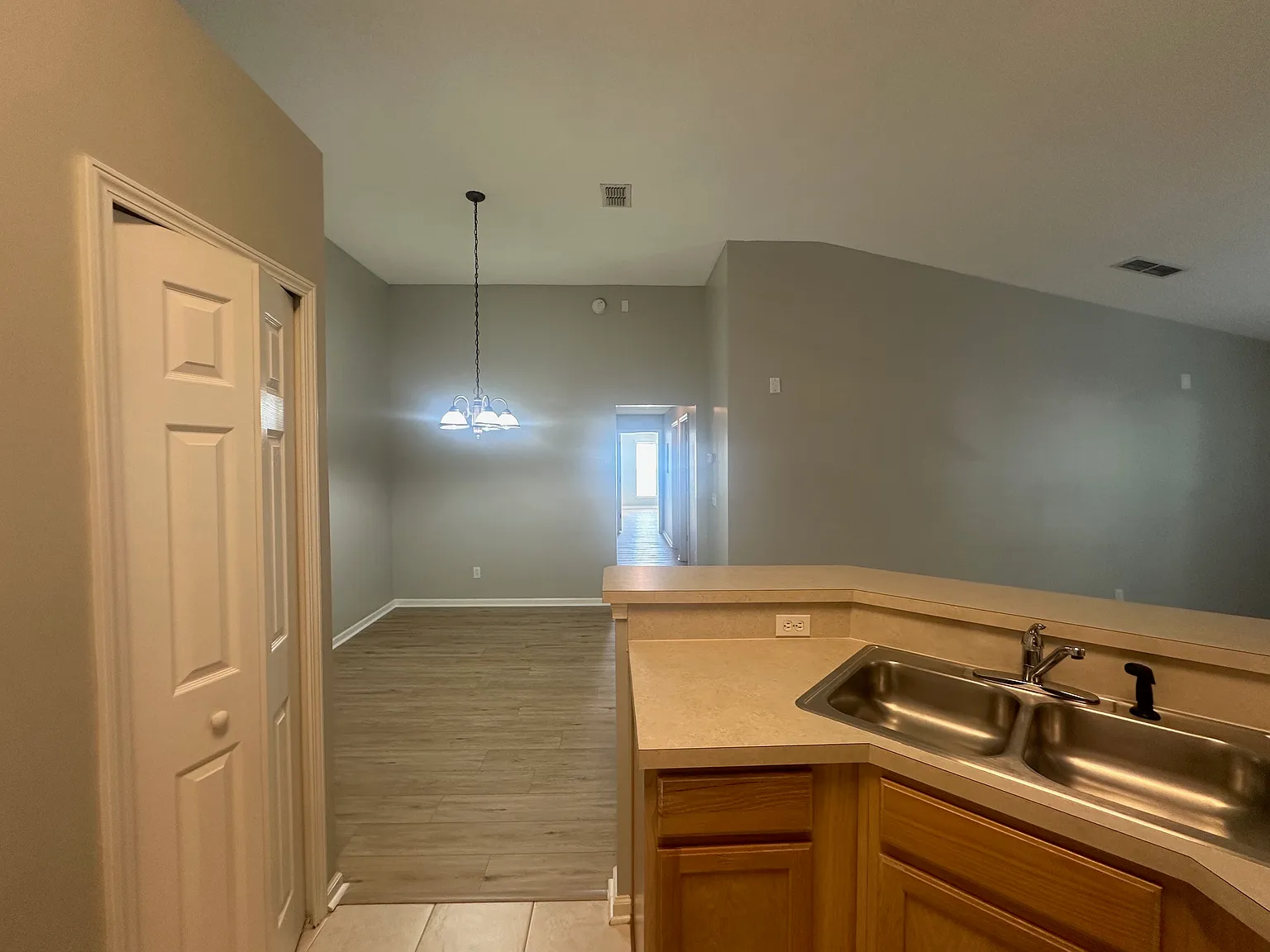 3 bed, 1500 sqft, $2,200 — Photo 2