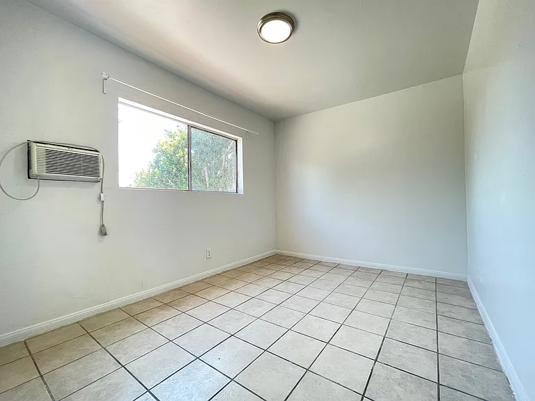 820 E C St — Photo 11