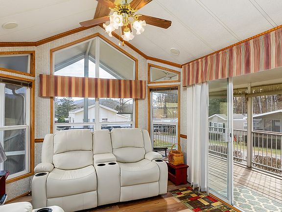 4th image of 137 Country Woods Dr