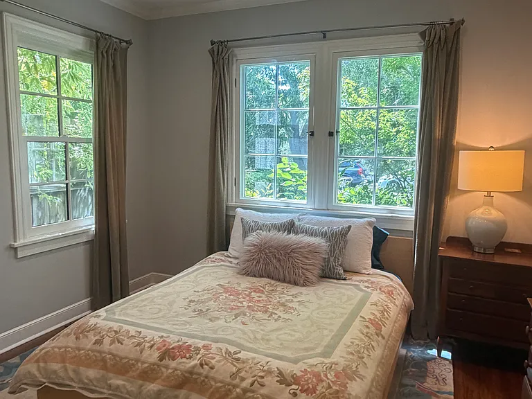 Queen bed (2nd bedroom)