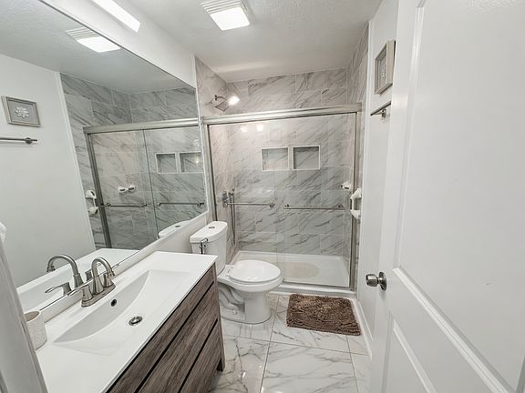 5th image of 704 Carriage Hill Rd