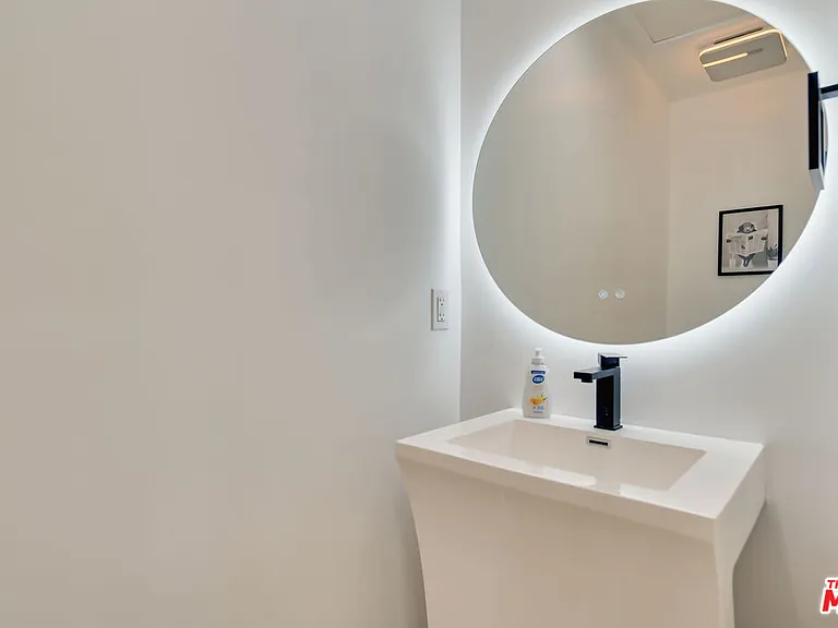 918 N San Vicente Blvd #B — Photo 9