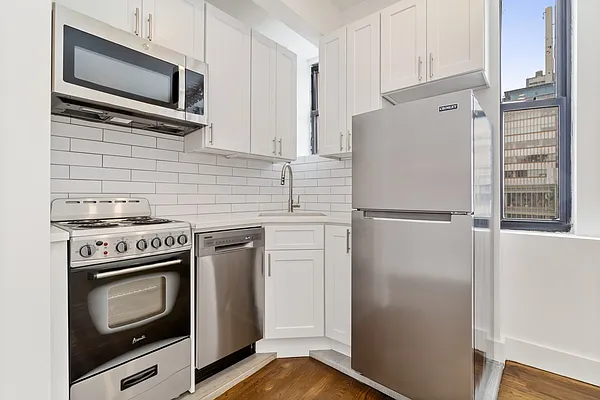 Rented by Monarch Realty Holdings | media 20