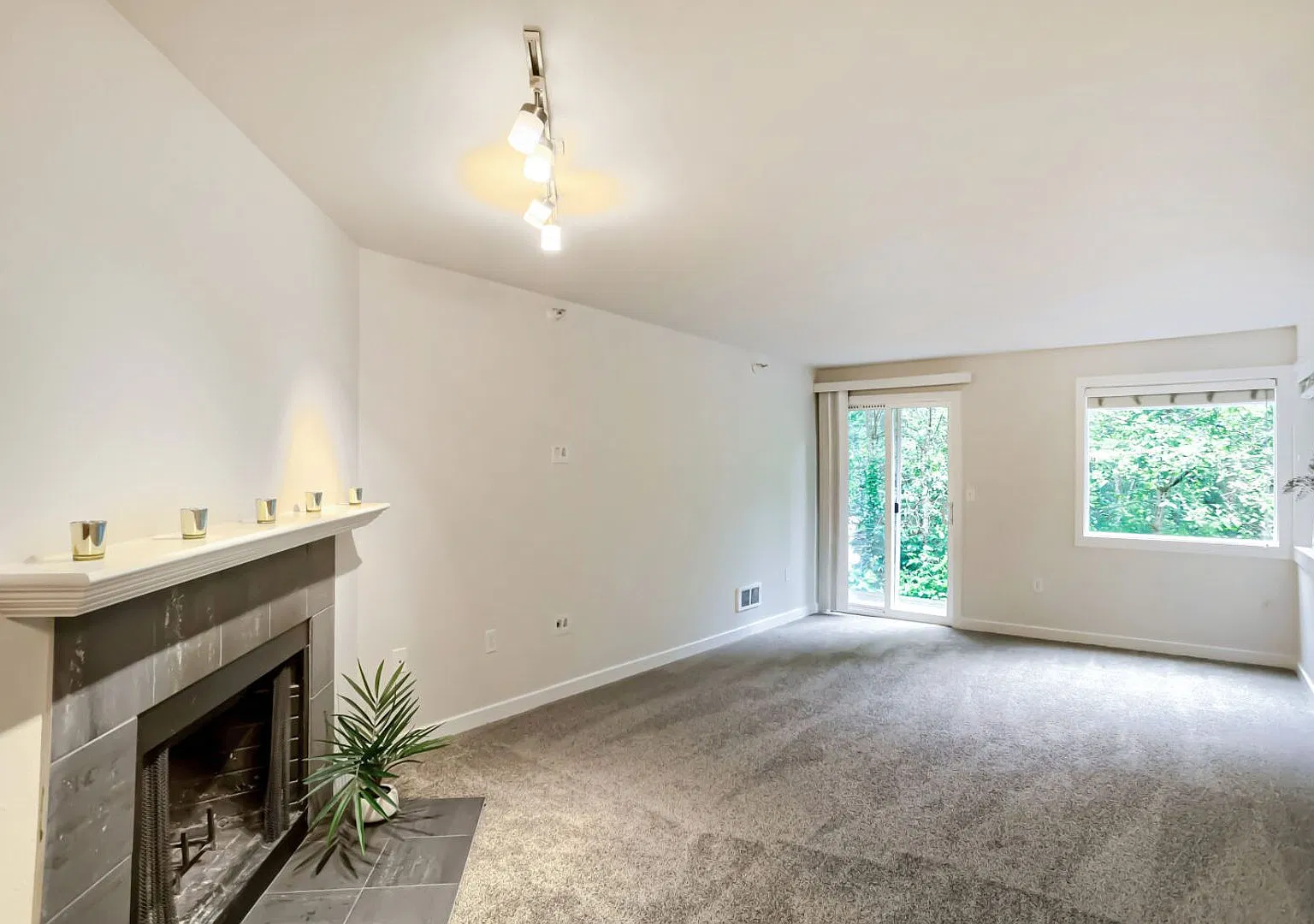 Lovely and Spacious 2 BR/2 Full BA Issaquah Condo. Great Location ! — Photo 3