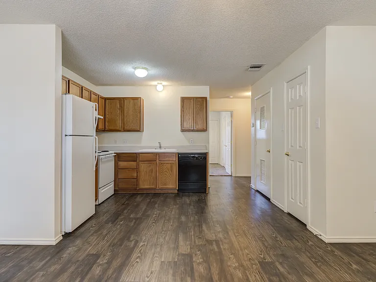 Greenwood Apartments A — Photo 8