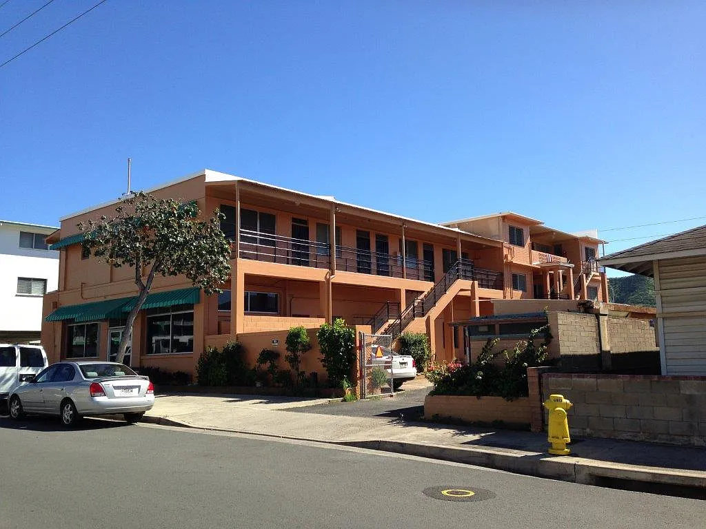 3 bed, 700 sqft, $2,200 — Photo 1