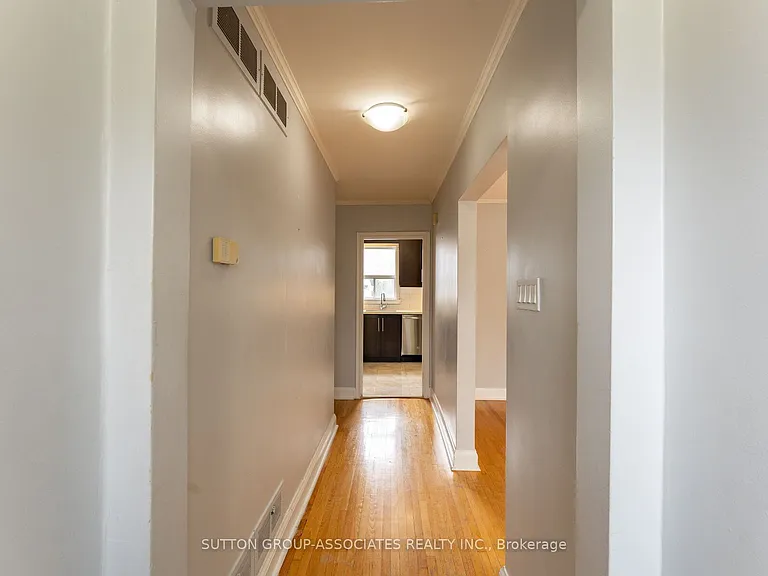21 Deevale Rd #MAIN FL — Photo 2