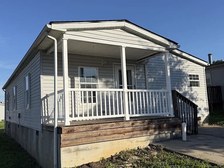 212 Pulliam Dr — Photo 1