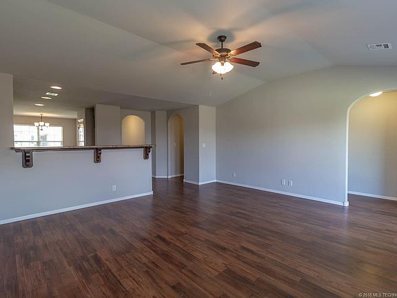 5th image of 14602 E 111th Ct N