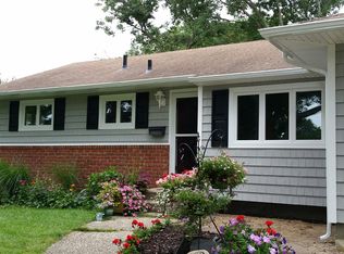 26 Wayside Ln, Smithtown, NY 11787
