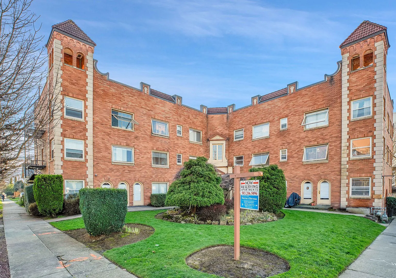 Discover Timeless Elegance in the Heart of Hawthorne — Photo 3