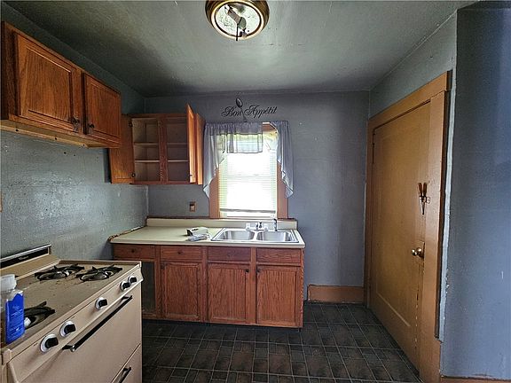 3rd image of 1746 E Locust St