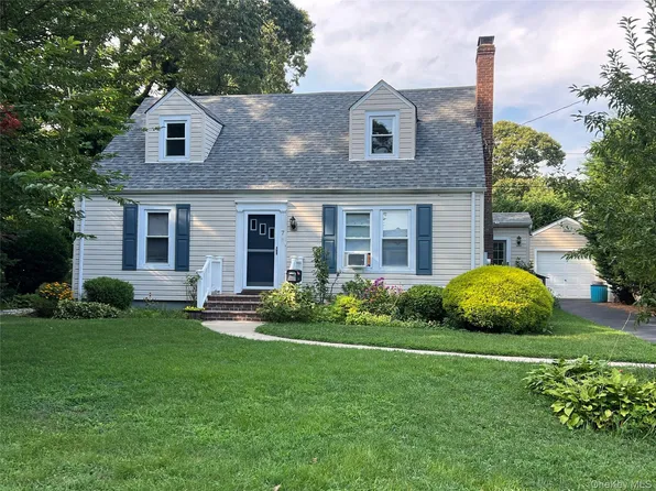 (undisclosed Address), Islip, NY 11751