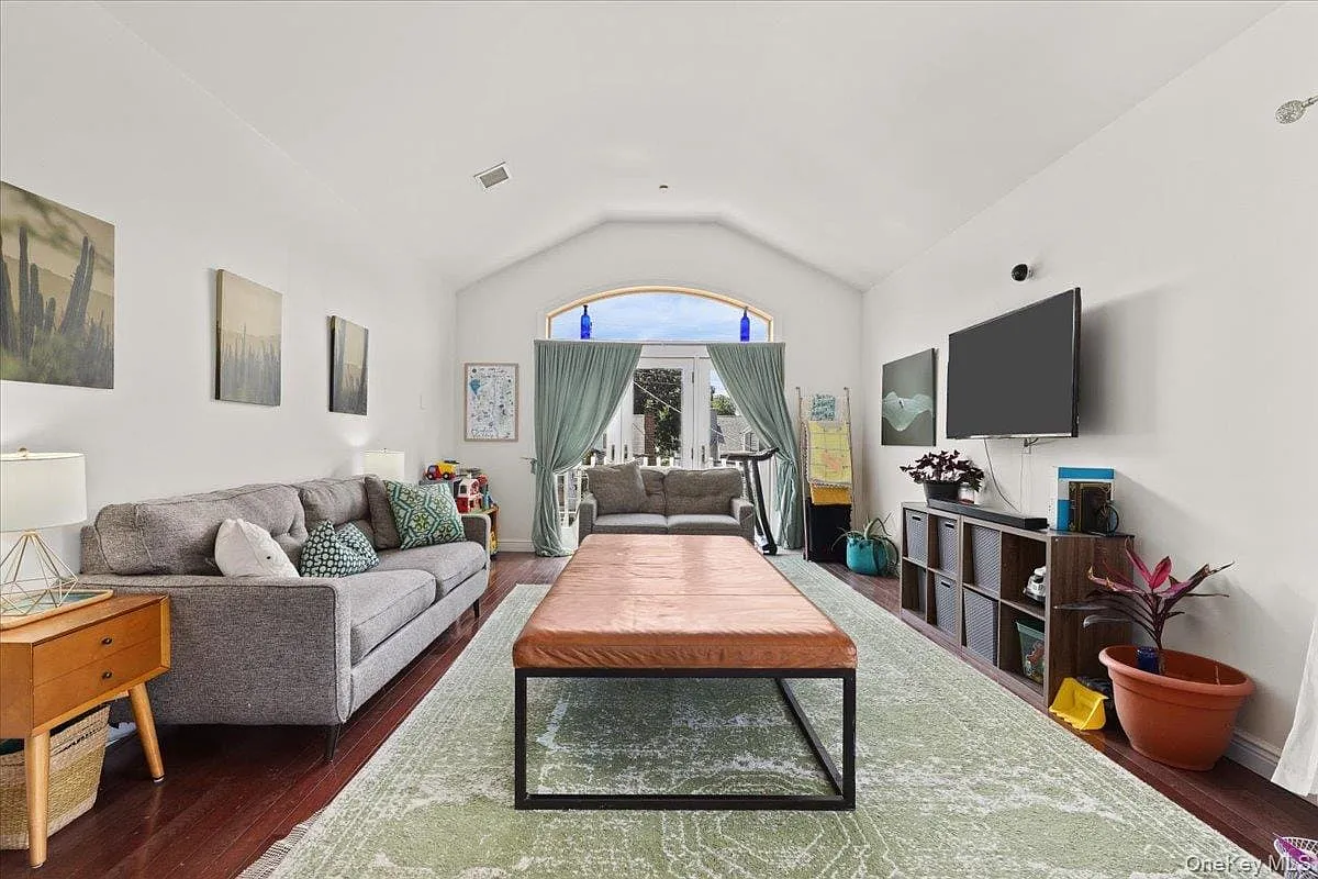 3 bed, 2.0 bath, 1828 sqft, $3,800 — Photo 3
