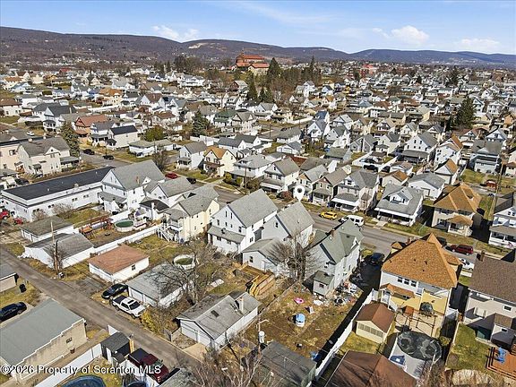 3rd image of 1127 Rundle St