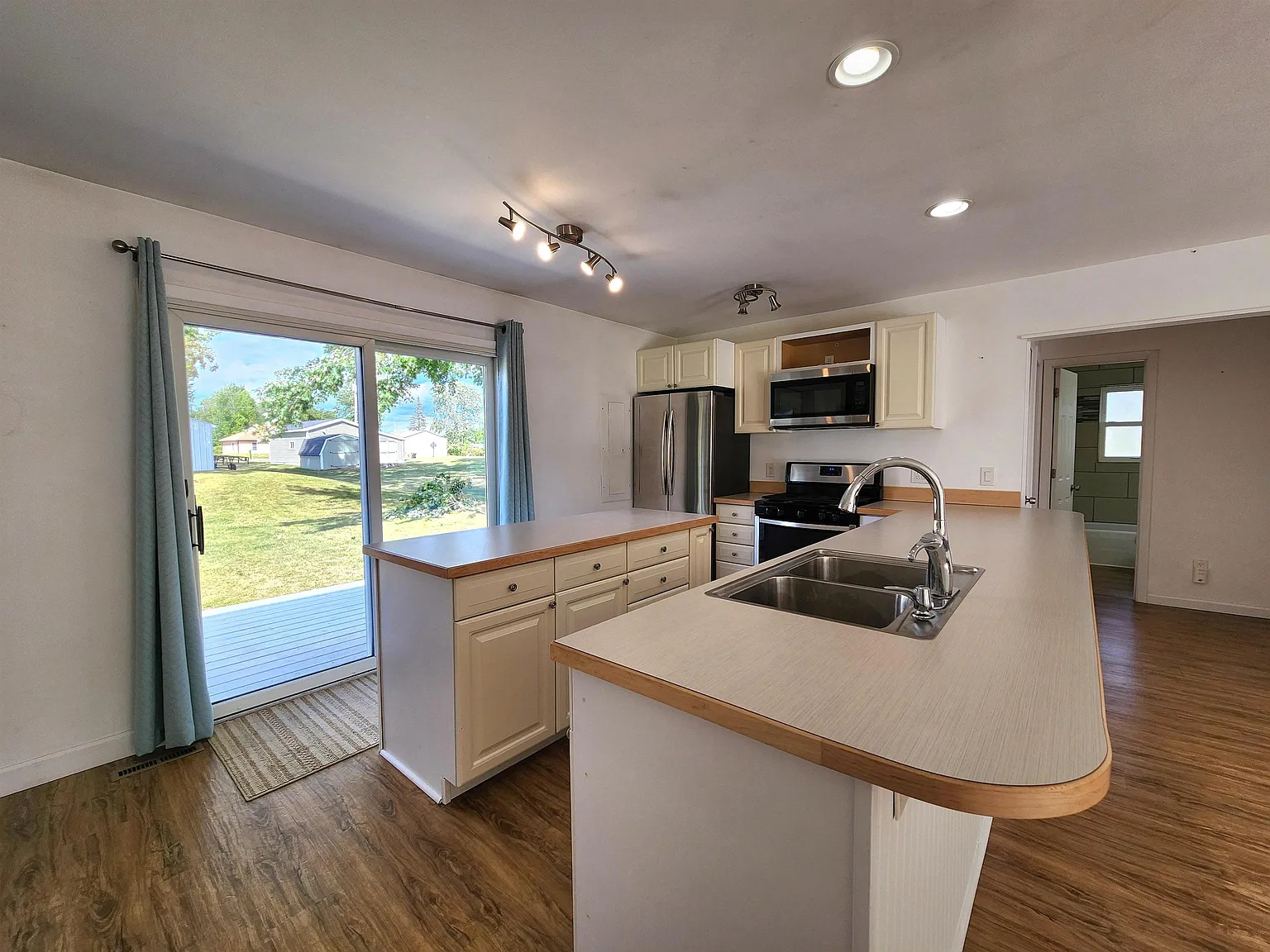 3 bed, 2.0 bath, 1200 sqft, $1,600 — Photo 4