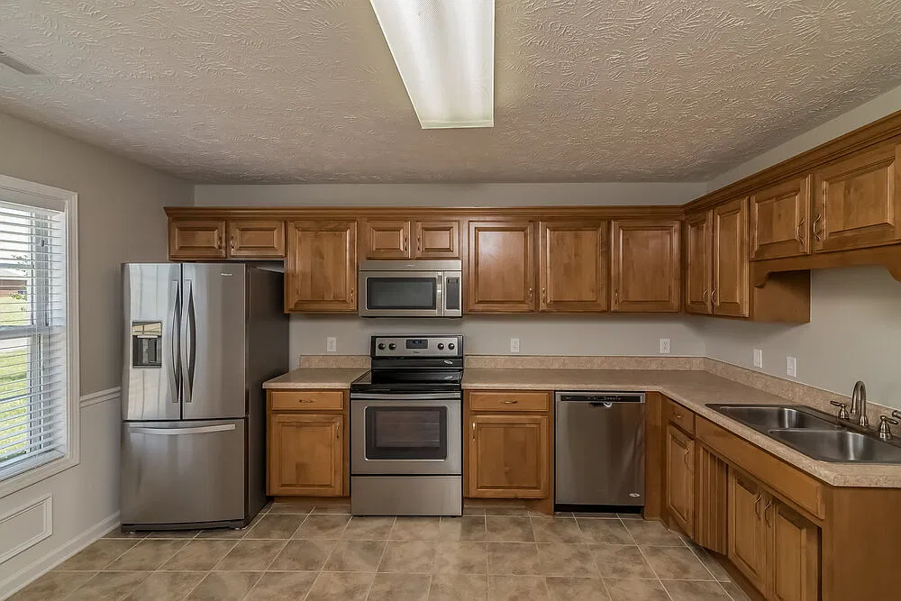 3 bed, 2.0 bath, 1235 sqft, $2,080 — Photo 2