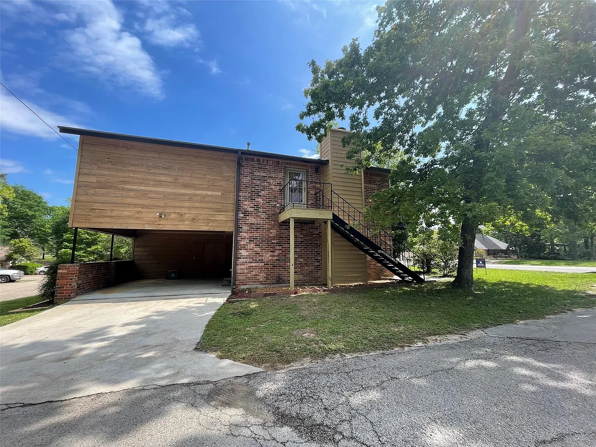 Building Photo - 2 Thunderbird Dr #A