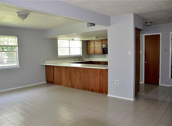 4th image of 208 Collins Dr