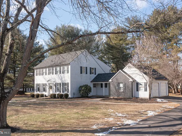 8 Bankers Dr, Washington Crossing, PA 18977