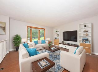 733 Cardiff Ct, Hartland, WI 53029