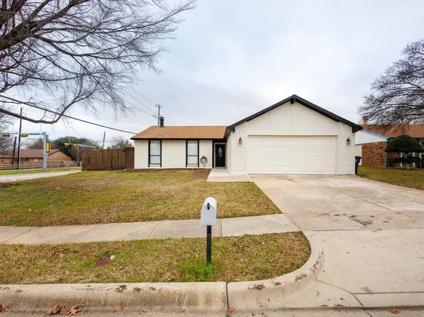 700 Levelland Dr, Arlington, TX 76017