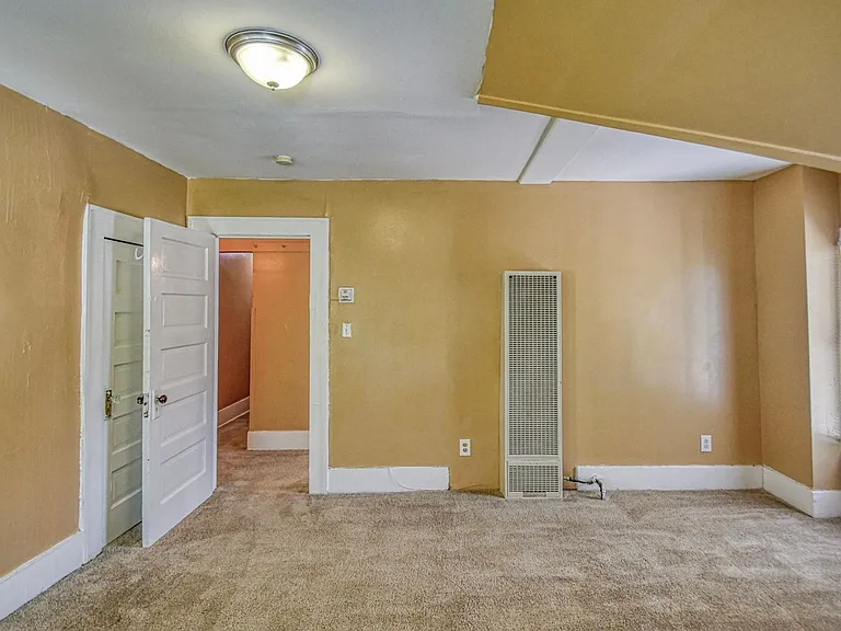 464 College Ave — Photo 8
