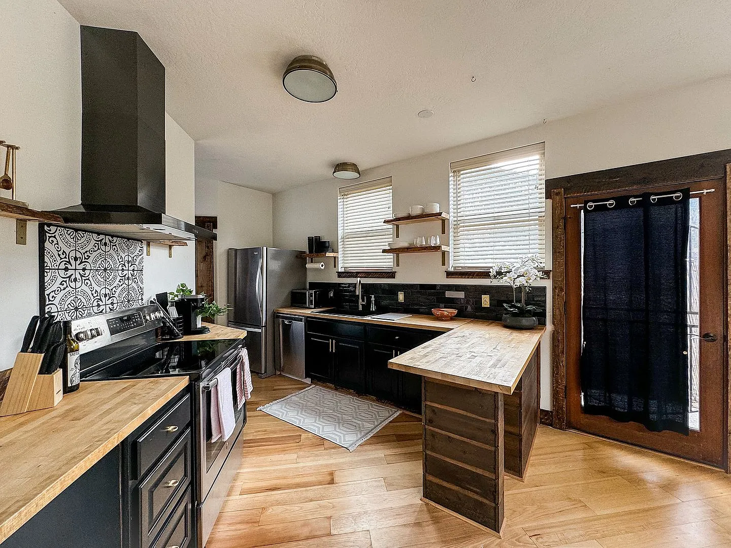 Modern 1 Bedroom, 1 Bathroom Home in East Missoula Fully Furnished! — Photo 3