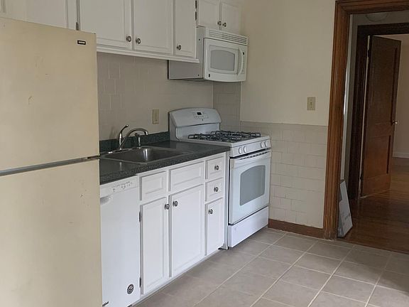 4th image of 49 Woodbine St