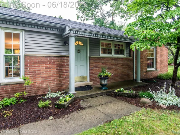 6799 E Dartmoor Rd, West Bloomfield, MI 48322