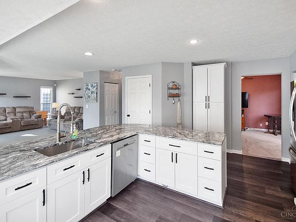 4th image of 221 Bannock Dr