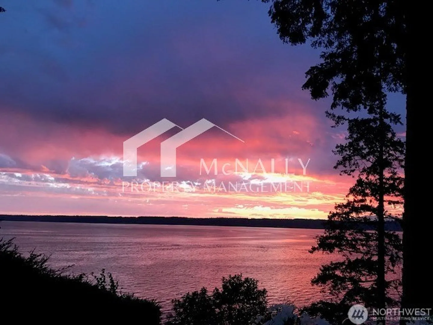 Waterfront Cottage in Gig Harbor — Photo 1