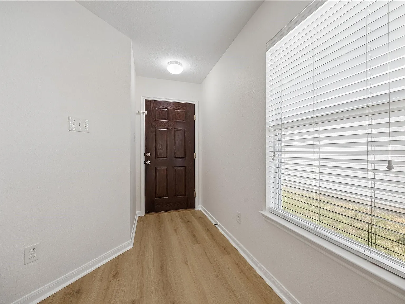 3 bed, 2.0 bath, 1605 sqft, $1,900 — Photo 3